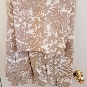 *Host Favorite* Beige and Cream Capri Pants